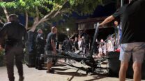 עמוד תאורה שקרס במהלך הופעה של סטטיק ובן אל באילת וגרם לפציעתן של שתי ילדות באורח קל (צילום: דוברות המשטרה)