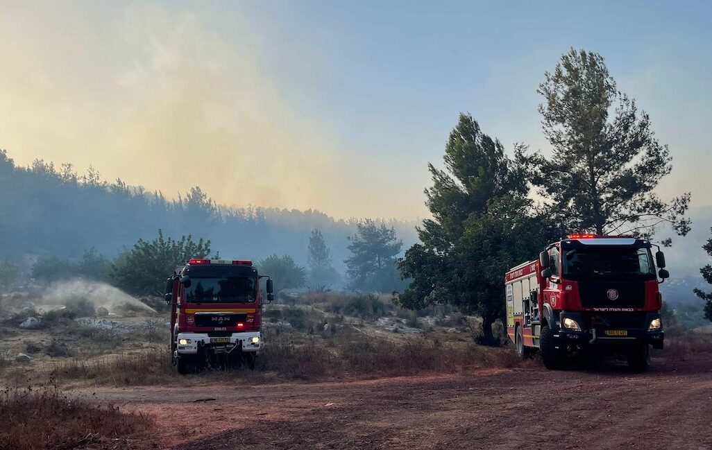 השריפה סמוך מושב תרום שבמטה יהודה (צילום: דוברות כבאות והצלה) השריפה סמוך מושב תרום שבמטה יהודה (צילום: דוברות כבאות והצלה)