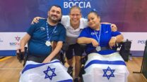 בת-אל ברייטמן הכהן וגרשון חיימוב עם המאמנת אורנה וייסבך והמדליות בבוצ'יה (צילום: מירה פגאל)
