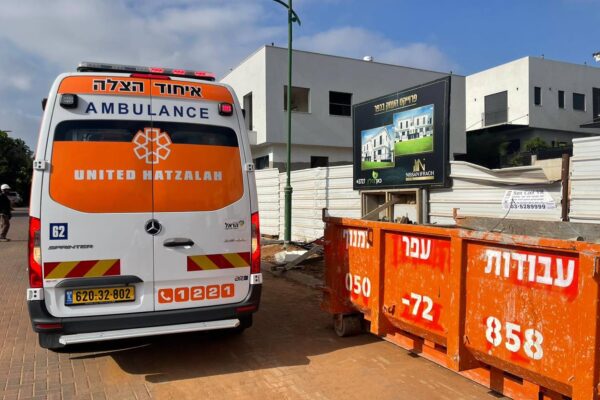 זירת תאונת עבודה בקדימה צורן הנמצאת בטיפול איחוד הצלה (צילום: דוברות איחוד הצלה)