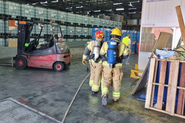 יחידה לטיפול בחומרים מסוכנים מטפלת בדליפה במפעל בצפון (צילום: כב"ה צפון)