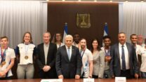 ראש הממשלה יאיר לפיד ושר התרבות והספורט חילי טרופר עם הספורטאים הישראלים שהתחרו באליפויות אירופה (צילום: עמוס בן גרשום/ לע"מ)