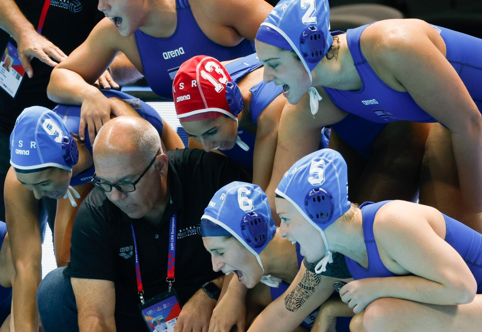 נבחרת הנשים של ישראל בכדורמים, עם המאמן דימיטריס מברוטאס. &quot;נתן פרספקטיבה מקצועית&quot; (צילום: LEN)