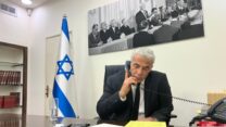 ראש הממשלה יאיר לפיד בלשכתו, משוחח עם נשיא ארה״ב ג׳ו ביידן (צילום: ללא קרדיט)