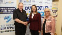 מנכ"לית משרד החינוך דלית שטאובר (מימין), שרת החינוך יפעת שאשא ביטון ויו"ר ארגון המורים העל יסודיים רן ארז עם חתימת הסכם על שינוי מבנה העסקה של מורי התיכונים (צילום: דוברות משרד החינוך)