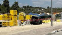 זירת ירי לעבר אדם ששהה ברכב בכפר ברא (צילום: דוברות המשטרה)