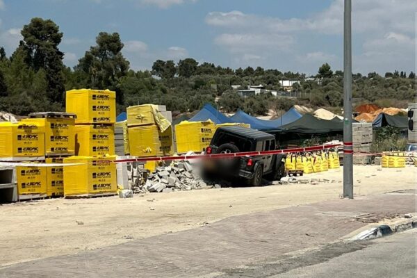 זירת ירי לעבר אדם ששהה ברכב בכפר ברא (צילום: דוברות המשטרה)