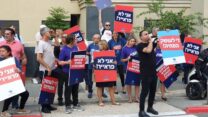 הפגנת פעילי ההסתדרות מול ביתו של מנכ"ל חברת שסטוביץ', יוני שסטוביץ' (צילום: דוברות ההסתדרות)