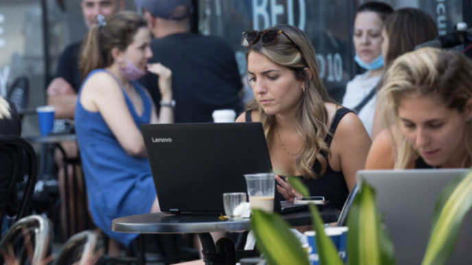 Café in Tel Aviv. The persons in the photograph are not related to the article. “One woman said that remote work changed something in her, and that the first time her female boss banged her fist on the table after the lockdown &#8211; she simply got up and left” (Archive photo: Miriam Alster/Flash90)