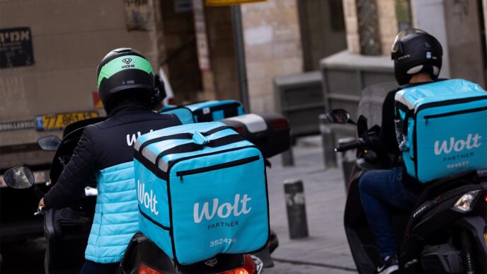 Wolt delivery drivers in downtown Jerusalem, October 13, 2021 (Photo: Yonatan Sindel/Flash90)