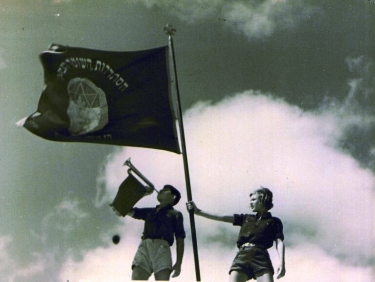 איתן בזנר ונעמי מניפים דגל, שומריה 1935 (צילום: ארכיון משמר העמק)