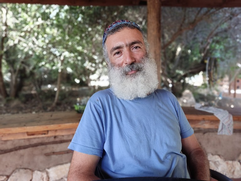 אלכס קצ'אן הלוי. "החלום שלי הוא שהילדים שגדלים עם התרנגולות יצמחו להיות הדור הבא של חקלאים קהילתיים" (צילום: מאיה רונן)