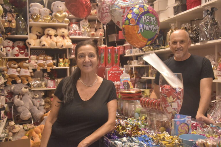 אסתר ואיציק זקוטו בחנות המתנות והשוקולדים שלהם. &quot;אשקלון היא העיר הכי יפה בעולם&quot; (צילום: הדס יום טוב)