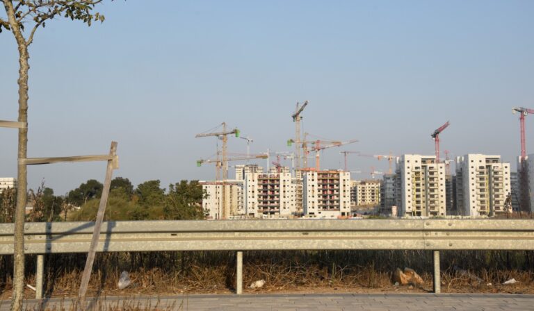 שכונה חדשה נבנית במזרח העיר. זינוק של 350% בהתחלות הבנייה מ-2020 (צילום: הדס יום טוב)