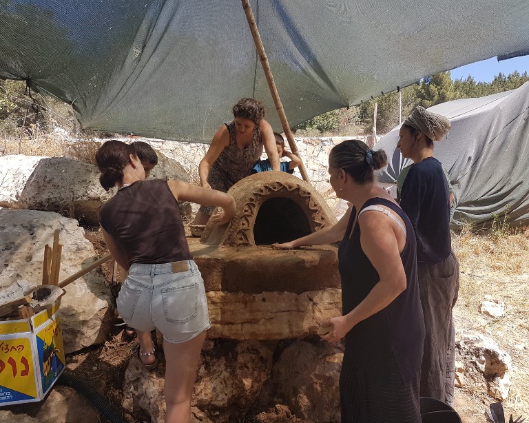 בונים טאבון (צילום: חווה ואדם)