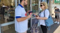 פעיל הנוער העובד והלומד בפעילות מחאה להורדת יוקר המחייה  (קרדיט: דוברות ההסתדרות ודוברות הנוער העובד והלומד)