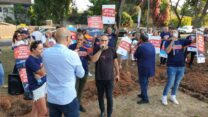 מחאה מול ביתו של מנכ"ל דיפלומט (צילום: דוברות ההסתדרות)