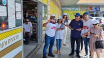 צוותי שטח של ההסתדרות בפעילות הסברה של המאבק ביוקר המחיה במרכזי קניות (צילום: דוברות ההסתדרות ודוברות הנוער העובד והלומד)