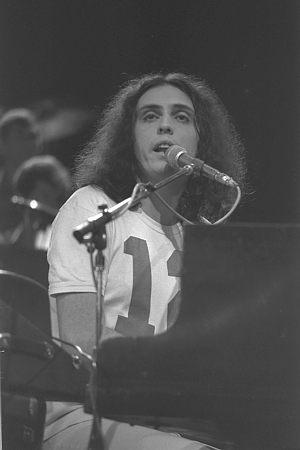צביקה פיק בהופעה, 1979. לפיד: "אמן מהפכני בדורו" (צילום: סער יעקב/לעמ)