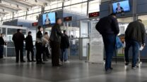 תושבים עזתיים במעבר ארז (צילום: דובר צה"ל)