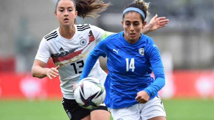 مريان عوض ترتدي زي منتخب إسرائيل أمام سارة دافريتس، لاعبة منتخب ألمانيا. "من المهم بنظرنا أن يستمر صعودنا على لائحة التصنيف" (تصوير: imago images/Fotografie73 via Reuters Connect)