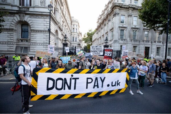 הפגנה מול מעון ראש הממשלה בלונדון. "אל תשלמו" (צילום: Photo by Hesther Ng / SOPA Images/Sipa USA)