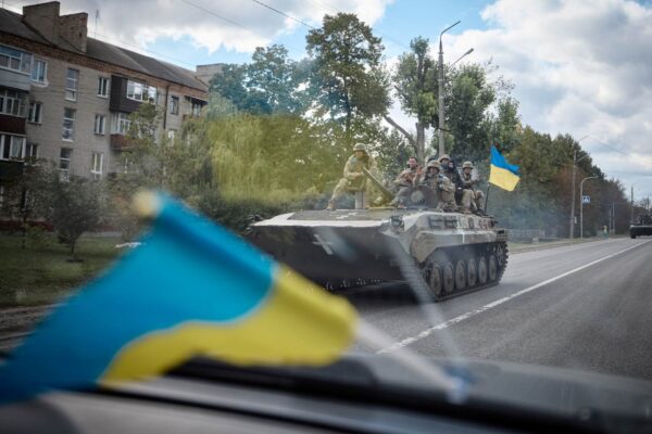 טנק אוקראיני בחרקיב (צילום: Presidential Press Service/Handout via REUTERS)