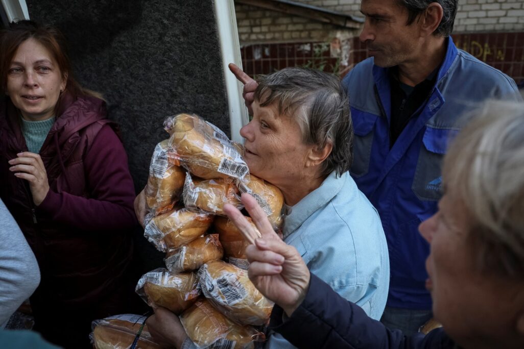 חלוקת מזון וציוד הומניטרי באיזיום לאחר שחרורה על ידי צבא אוקראינה (צילום: PresidentialREUTERS/Gleb Garanich)