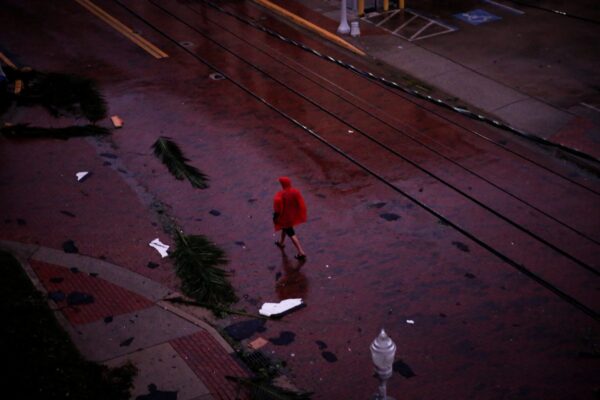 רחוב מוצף בפורט מאיירס, פלורידה לאחר הוריקן איאן (צילום: REUTERS/Marco Bello)