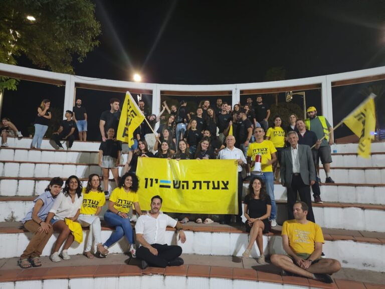 דבוש (מימין, בחולצה צהובה) עם משתתפים בצעדת השוויון בטבריה (צילום: צעדת השוויון)