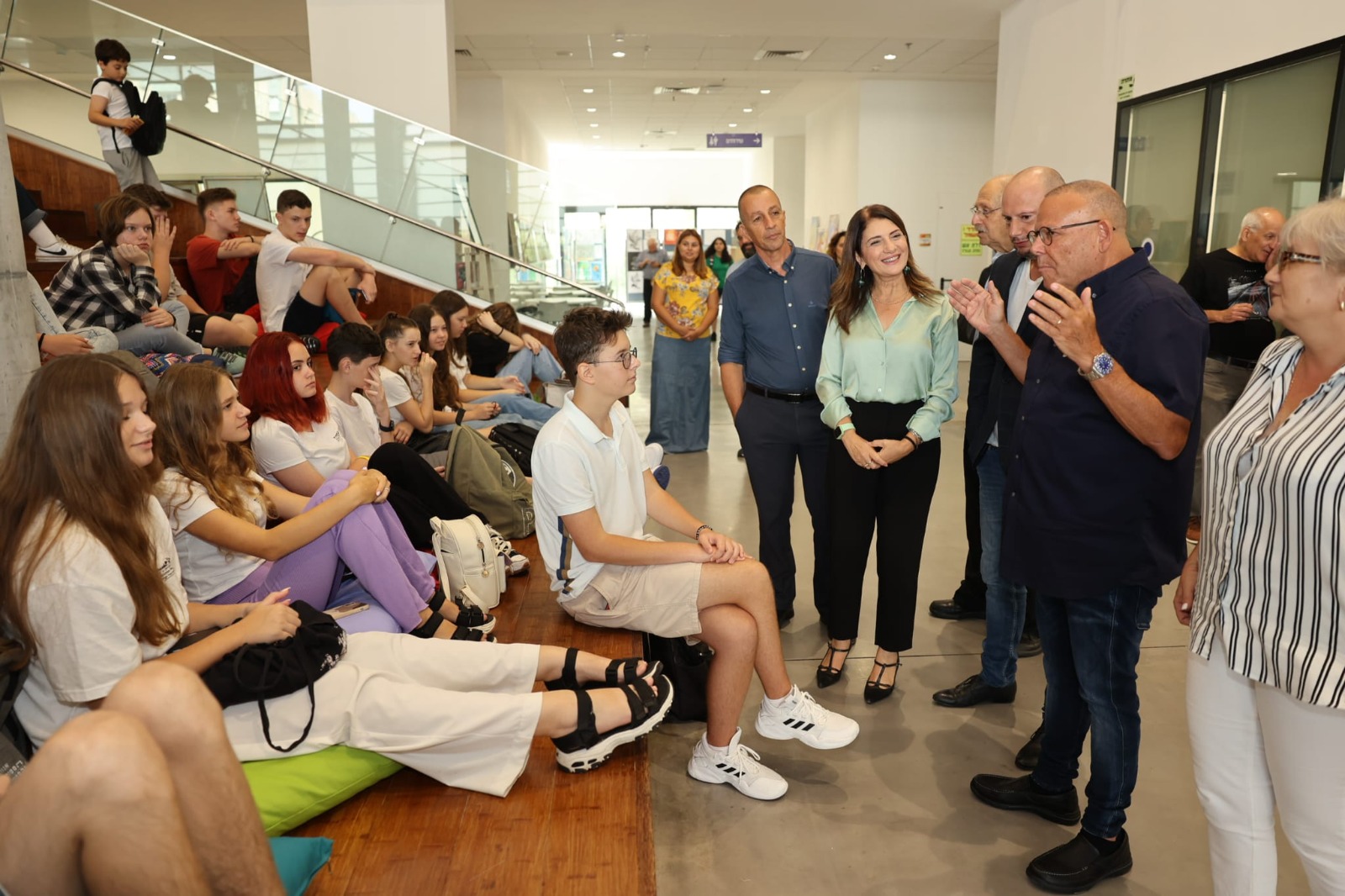 יו"ר ההסתדרות ארנון בר-דוד עם תלמידים ממדינות חבר העמים בביה"ס עמל להייטק ואמנויות ע"ש פרס בתל אביב, יחד עם יו"ר דירקטוריון עמל אלכס מילר, מנכ"לית רשת עמל קארן טל, ומנכ"ל ההסתדרות ורמ"ט יו"ר ההסתדרות עו"ד אופיר אלקלעי (צילום: דוברות ההסתדרות)
