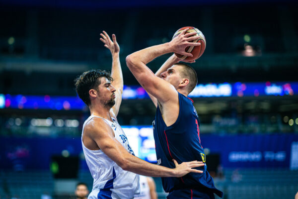 דני אבדיה במדי נבחרת ישראל מול ניקולה יוקיץ' מנבחרת סרביה ביורובאסקט (צילום: FIBA)