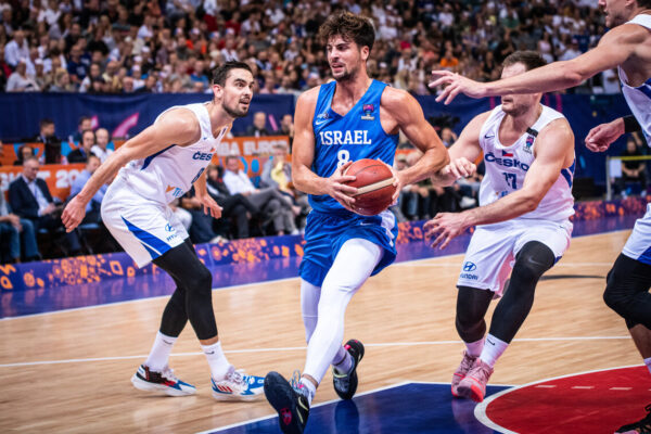 דני אבדיה במדי נבחרת ישראל מול צ'כיה ביורובאסקט (צילום: FIBA)