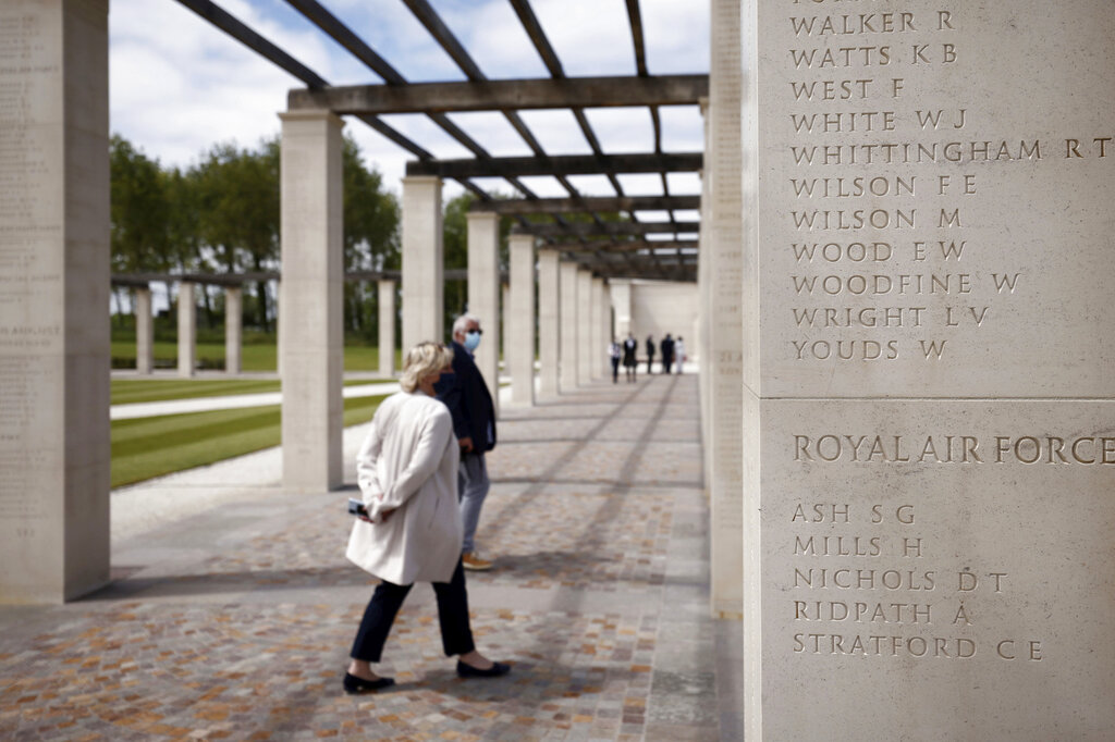 מבקרים ב'אנדרטת נורמנדי הבריטית' שהוקמה ב-2021 בסר-ור-מור בצרפת, לזכר החיילים הבריטים שנהרגו בפלישה לנורמנדי. &quot;הייתי רוצה שילדים יבקרו פה כל הזמן&quot; (Stephane Mahe/Pool Photo via AP)
