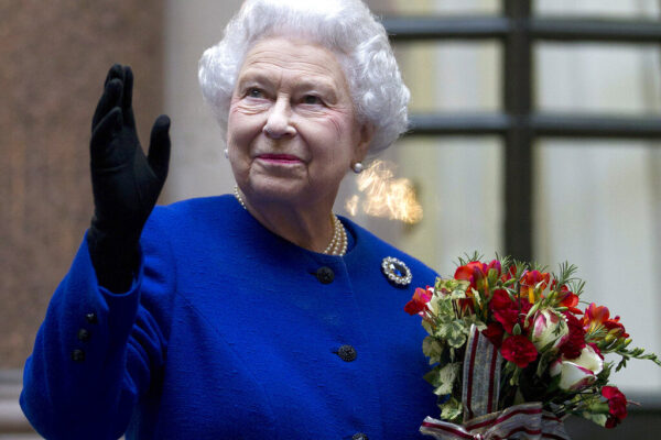 המלכה אליזבת השנייה במפגש עם שרי החוץ של מדינות חבר העמים הבריטי, 2012 (צילום ארכיון: AP Photo/Alastair Grant Pool)