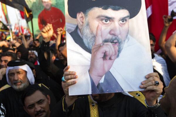 תומכיו של המנהיג השיעי מוקתדא א-סדר בהפגנה מול מוסדות השלטון בעיראק (צילום: AP Photo/Nabil al-Jurani)