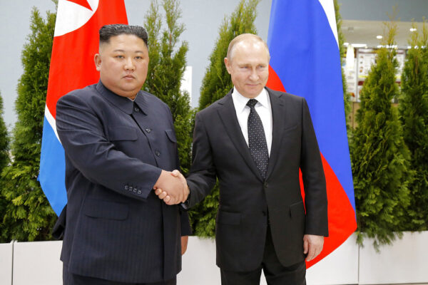 נשיא רוסיה ולדימיר פוטין ומנהיג צפון קוריאה קים ג'ונג און (צילום: AP/Alexander Zemlyanchenko)