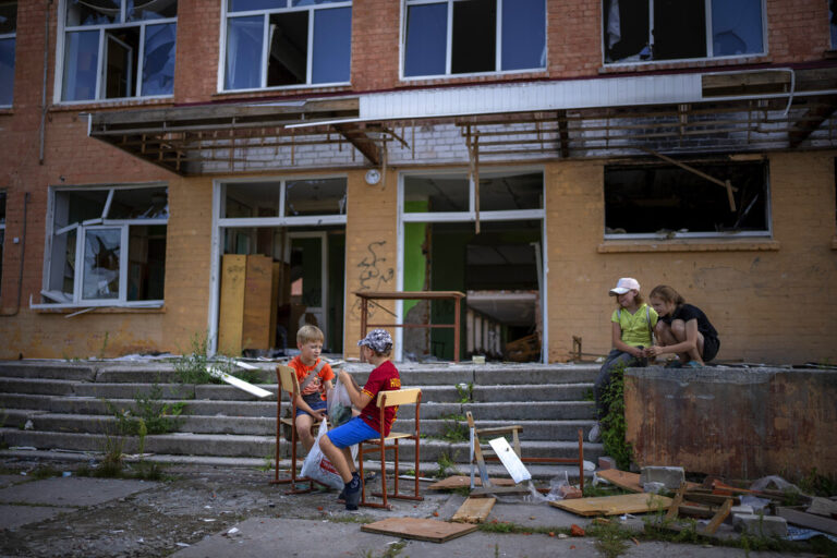 בית ספר שהופגז בצ'רנוביץ. &quot;חינוך הוא מרכיב קריטי בחזרה לנורמליות&quot; (צילום: AP Photo/Emilio Morenatti)