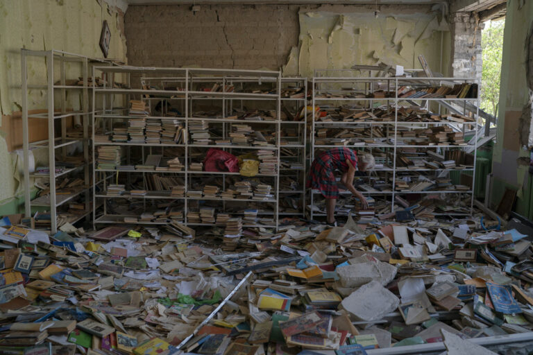 ספרנית מסדרת את ספריית בית הספר שנפגעה בהפצצה רוסית בקראמאטורסק (צילום: AP Photo/Leo Correa)