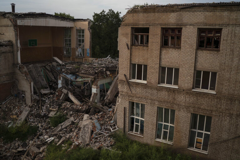 הריסות בית הספר בקראמאטורסק. &quot;ישנו במסדרון, ומעבר לקיר ילדה נהרגה&quot; (צילום: AP Photo/Leo Correa)