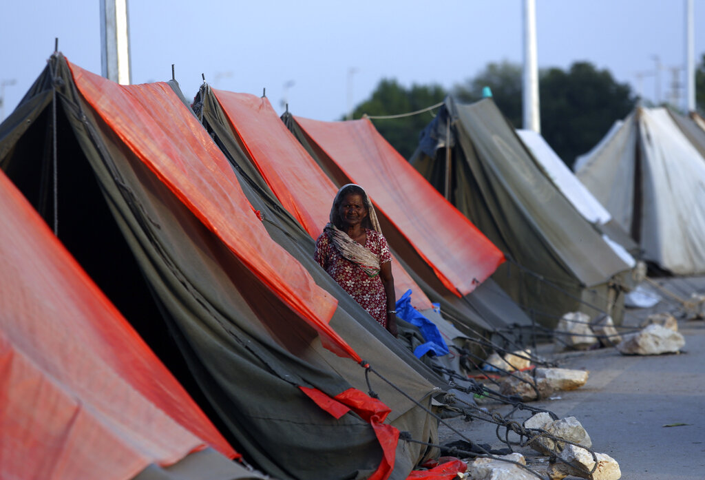 עיר אוהלים שהוקמה כדי להתמודד עם מיליוני העקורים בעקבות ההצפות בפקיסטן (צילום: AP Photo/Fareed Khan)