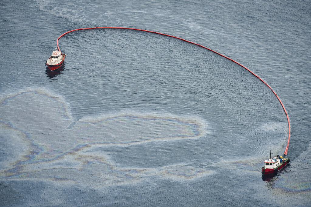 כתם דלק כבד סביב ספינה שהתנגשה עם מיכלת גז נוזלי במפרץ גיברלטר (AP Photo/Marcos Moreno)