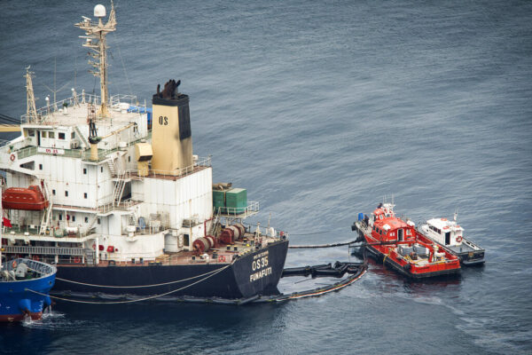 שאיבת דלק מהספינה שהתנגשה עם מיכלת גז נוזלי במפרץ גיברלטר, והחלה לשפוך דלק כבד למי הים התיכון  (AP Photo/Marcos Moreno)
