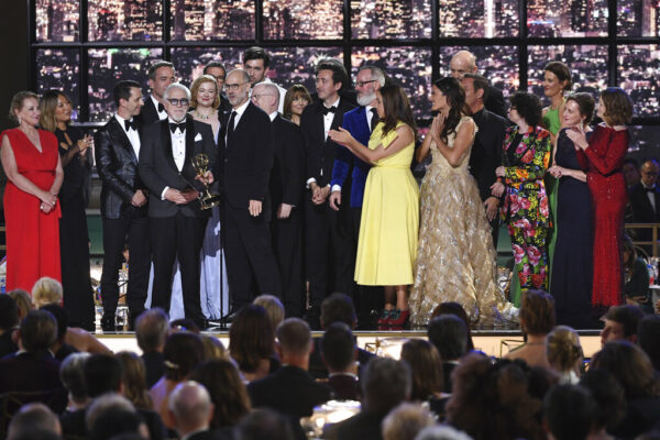צוות השחקנים של "היורשים" מקבלים את הפרס לסדרת הדרמה המצטיינת בטקס פרסי האמי ה-74 (צילום: Phil McCarten/Invision for the Television Academy / AP Images)