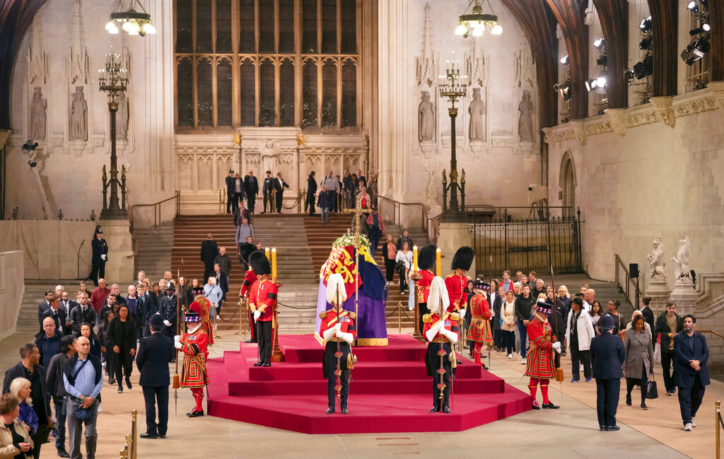 משמר כבוד ואנשים שבאו לחלוק כבוד אחרון מול ארונה של המלכה אליזבת' השנייה באולם ווסטמינסטר בלונדון (Danny Lawson/Pool Photo via AP)