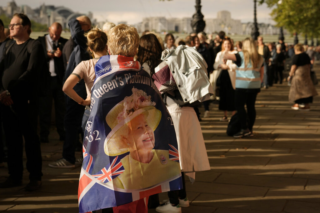 אנשים ממתינים לשהות במחיצת ארונה של המלכה אליזבת' השנייה באולם ווסטמינסטר בלונדון (AP Photo/Vadim Ghirda, File)