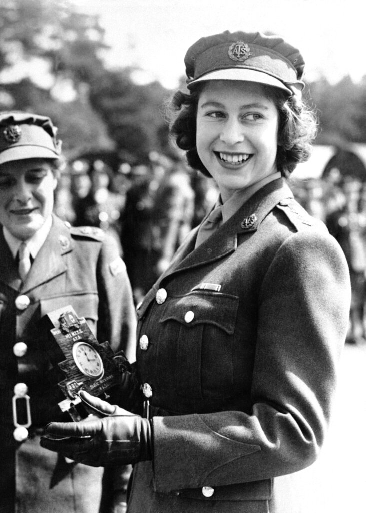 הנסיכה אליזבת, מפקדת צעירה בחיל העזר הבריטי, מקבלת במתנה שעון שהוענק לה על ידי עמיתיה הוותיקים במחנה הצבאי שבו קיבלה את הכשרתה הצבאית, במהלך טקס במחנה ההכשרה בקמברלי, אנגליה, 3 באוגוסט 1945 (צילום: AP)
