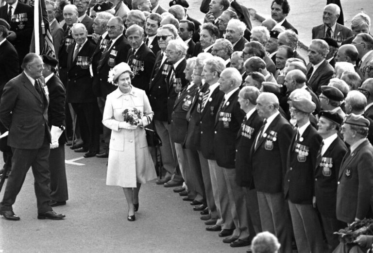 המלכה אליזבת חולפת בחיוך על פני בריטים שלחמו במלחמת העולם השנייה, במהלך טקס לציון 40 שנה לפלישה לנורמנדי בארומאנש, צרפת, 7 ביוני 1984 (צילום: AP)