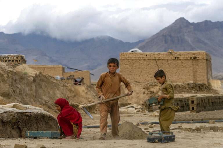 חוצבים בעפר. &quot;כואב לי הגב, אבל אני רוצה לעבוד קשה כדי שיהיה לנו בית&quot; (צילום: AP Photo/Ebrahim Noroozi)