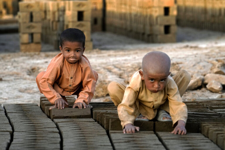 יום עבודה מפרך במפעל. תנאי העבודה קשים אפילו למבוגרים (צילום: AP Photo/Ebrahim Noroozi)